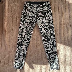 Victoria’s Secret Sport camo knockout tights - size medium